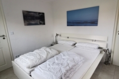 Zweites Schlafzimmer mit Doppelbett im Erdgeschoss