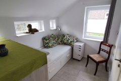 Ausziehbares Bett im kleinen Schlafzimmer EG