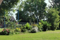 Garten mit Blick zum Nachbarn